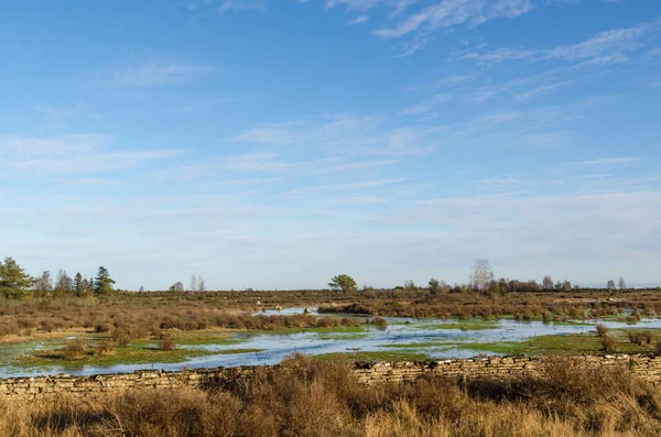 Überflutetes Flachland mit einer Trockenmauer lizenzfreie Stockfotos