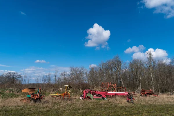 Abandoned Farming Equipment Field — Stock Photo, Image