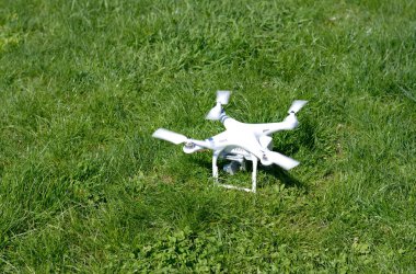 çimenlerin üzerinde uçmaya hazır robot