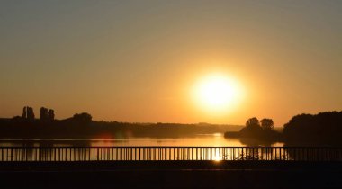 göl üzerinde günbatımı sıcak gökyüzü