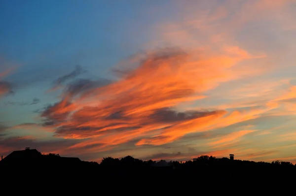 Гаряче небо на заході сонця — стокове фото