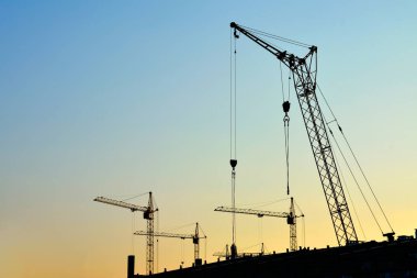 Kule Vinç güneşin arka plan üzerinde siluetleri