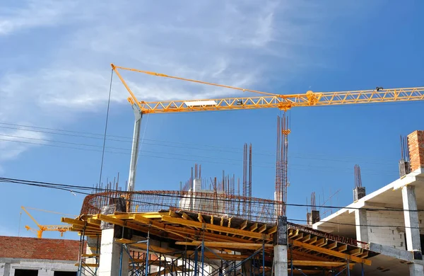 Operasyonda inşaat vinç