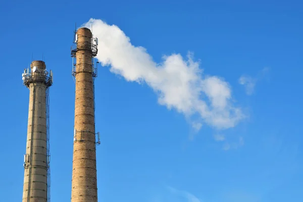 Las tuberías de la planta de la que sale humo —  Fotos de Stock