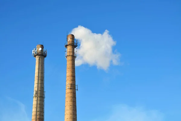 Las tuberías de la planta de la que sale humo —  Fotos de Stock