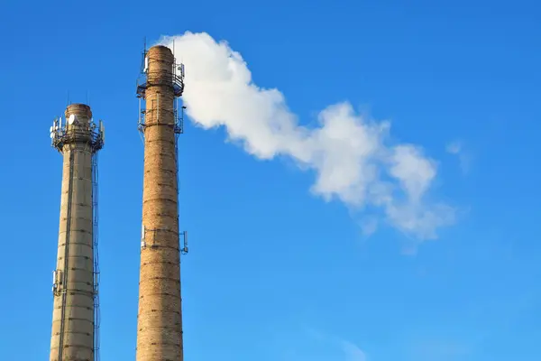 Las tuberías de la planta de la que sale humo —  Fotos de Stock