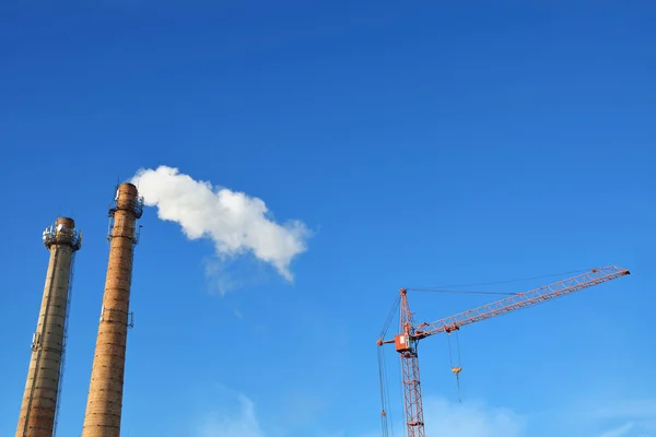 Tubería de la planta de la que sale el humo, el cra de construcción —  Fotos de Stock