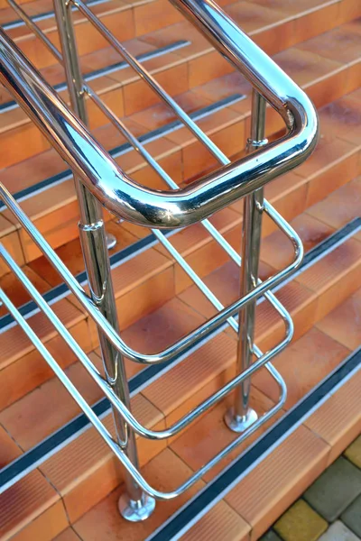 parlak paslanmaz Küpeşte merdivenler