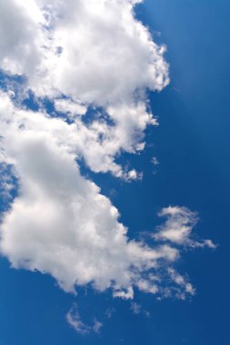 Mavi gökyüzünde beyaz bulut