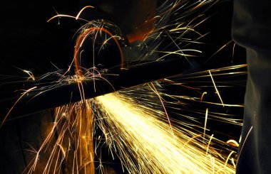 Metal kesme sırasında kıvılcımlar