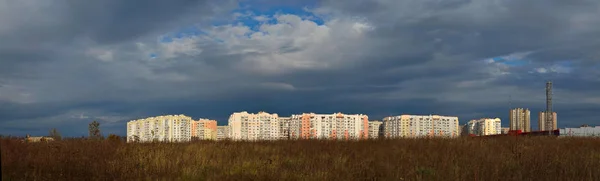 Residential building on the background of the field panorama — Stock Photo, Image