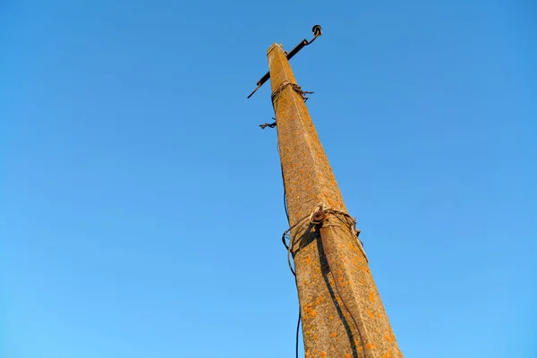 Старый столб на фоне неба — стоковое фото