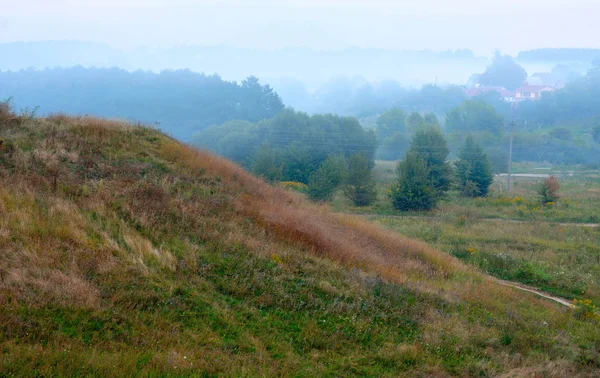 Nebelige Landschaftshänge am Abend — Stockfoto