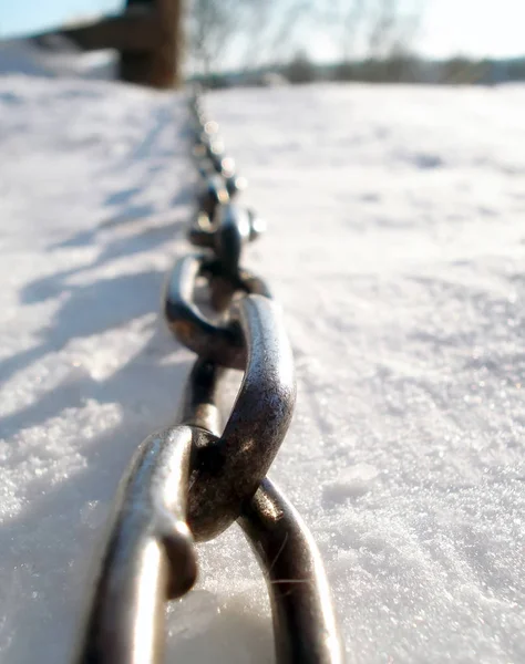 The chain lies in the snow — Stock Photo, Image