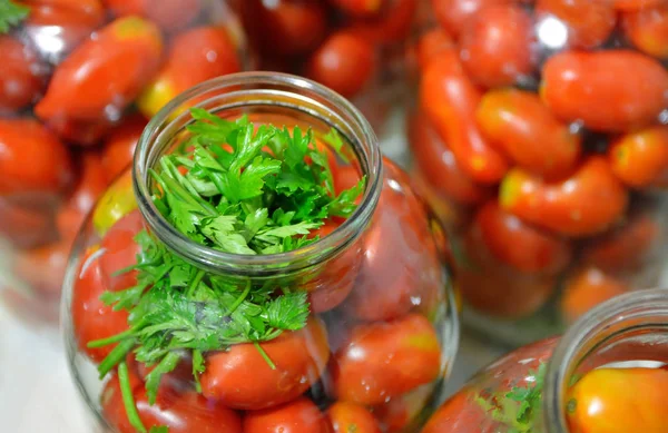 Tomaten in een blikje vóór het behoud van Stockafbeelding