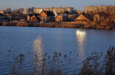 göl kıyısında evler