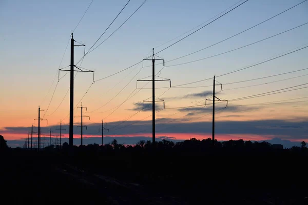 Электрические линии ночью — стоковое фото