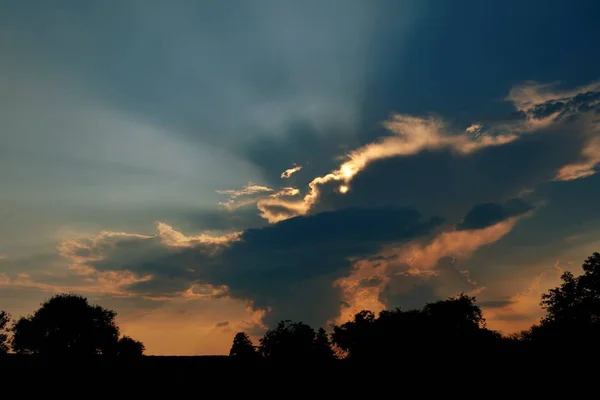 Ήλιο ακτίνες throu τα σύννεφα — Φωτογραφία Αρχείου