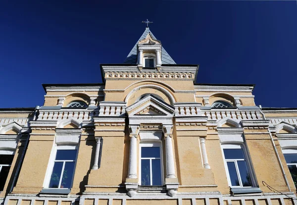 Старое здание голубое небо — стоковое фото