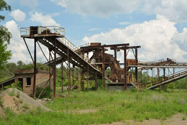 Abandoned rusty equipment on the quarry — Stock Photo, Image