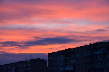 Şehrin üzerinde renkli günbatımı bulutları