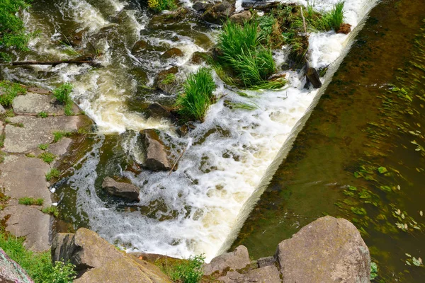Umělé peřeje na řece — Stock fotografie