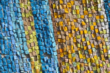 Duvarda renkli mozaik