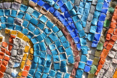 Duvarda renkli mozaik
