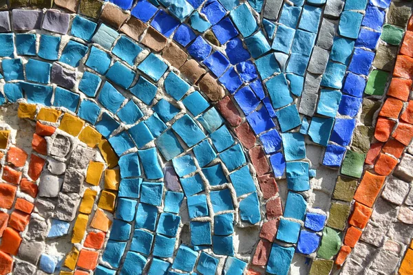 Duvarda renkli mozaik