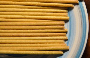 Tabakta ekmek çubukları