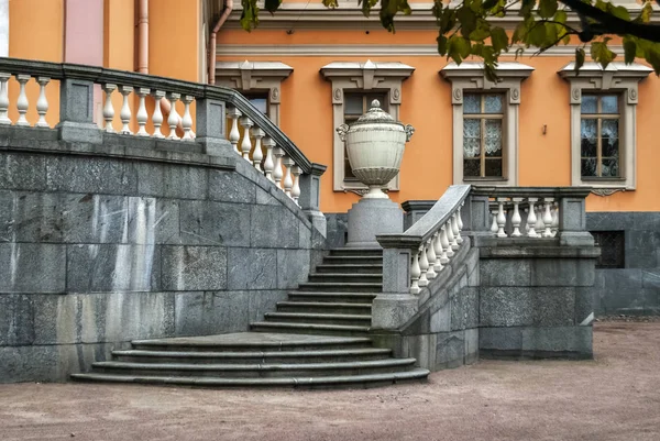 Främre trappa av byggnaden. — Stockfoto