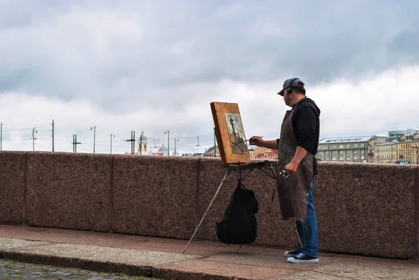 The artist with his easel. — Stock Photo, Image