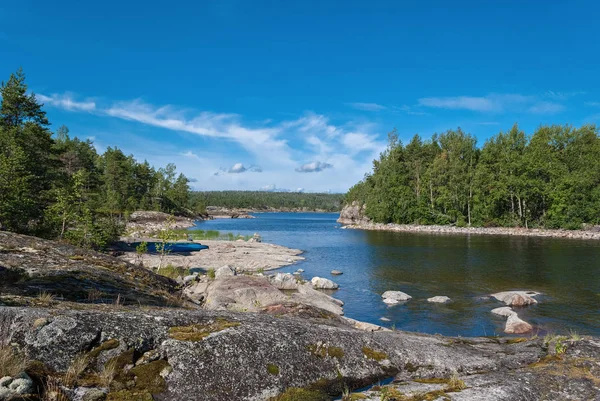 La riva rocciosa del lago. — Foto Stock