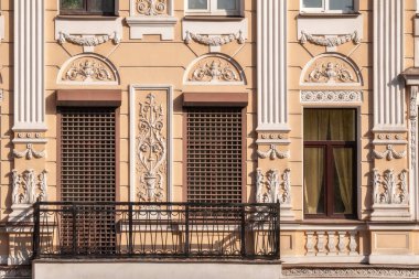 Pencere bir ızgara ve bir Balkonlu.