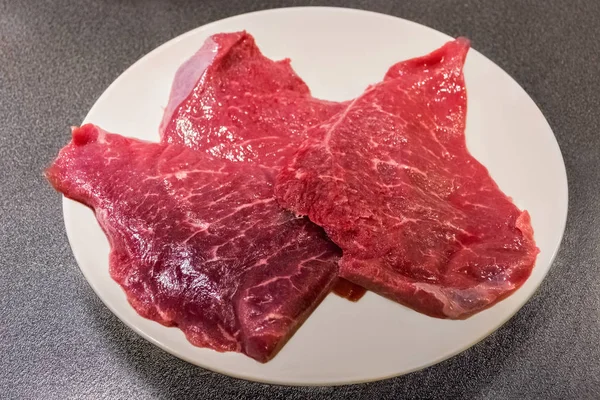 皿に肉. — ストック写真