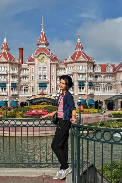 Girl on the background of Disneyland. — Stock Photo, Image