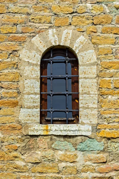 Okna stare twierdzy. — Zdjęcie stockowe