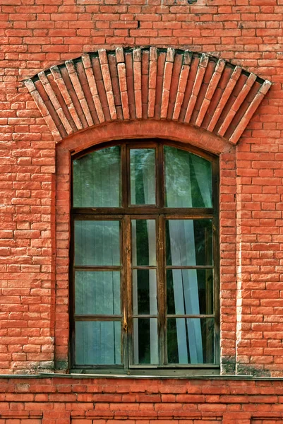 Окно в кирпичной стене. — стоковое фото