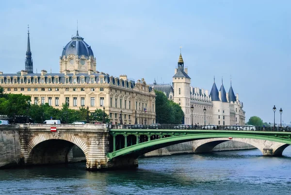 Paris'te Conciergerie Kalesi.