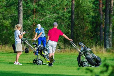 Golf oyunu hayranları.