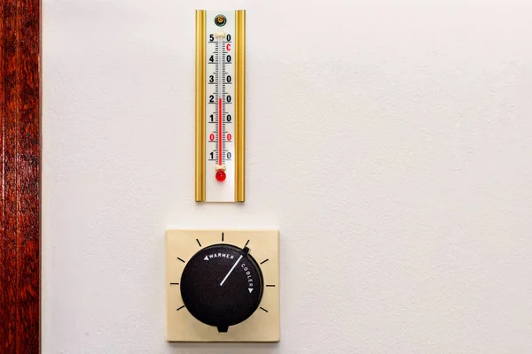 객실 온도계와 레 귤 레이 터. — 스톡 사진