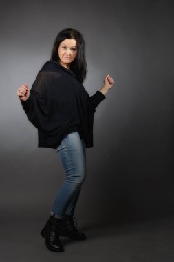 gri bir arka plan üzerinde kız.