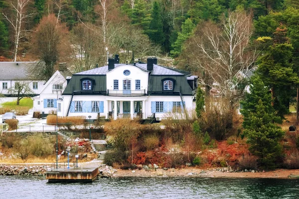 Casa en la orilla . — Foto de Stock