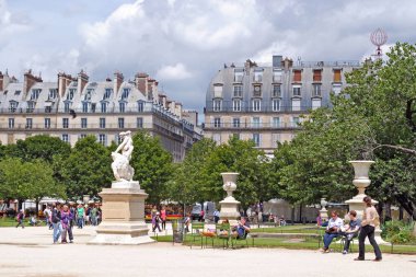 Tuileries'de dinlenme.