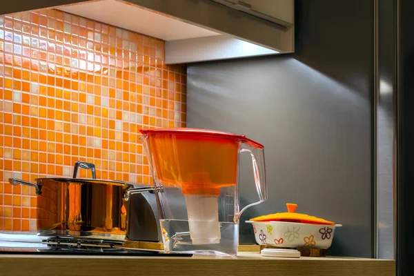 Kücheneinrichtung mit Geschirr. — Stockfoto