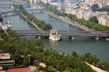 Seine Nehri ve onun köprüler.