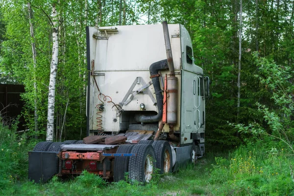 Régi elhagyatott teherautó. — Stock Fotó