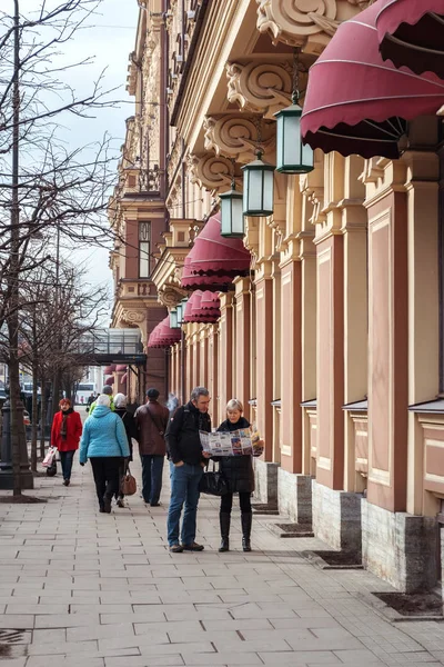 Turistas en la calle de San Petersburgo . —  Fotos de Stock