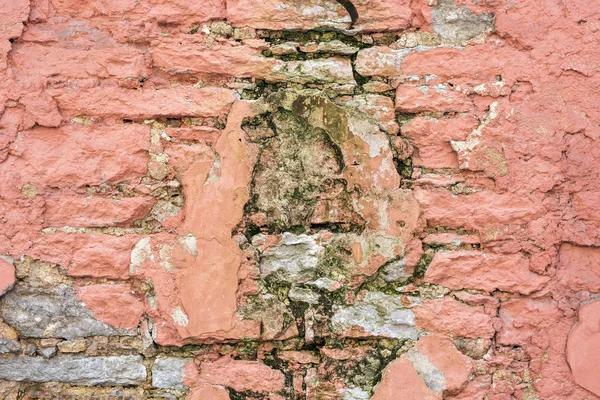 Pembe sıva duvar.
