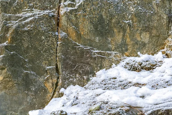 Rocha e neve . — Fotografia de Stock